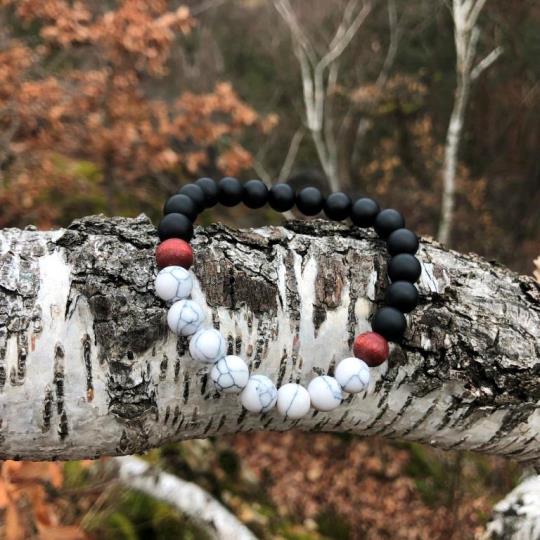 Minerální náramek howlit, onyx, dřevo - BŘÍZA